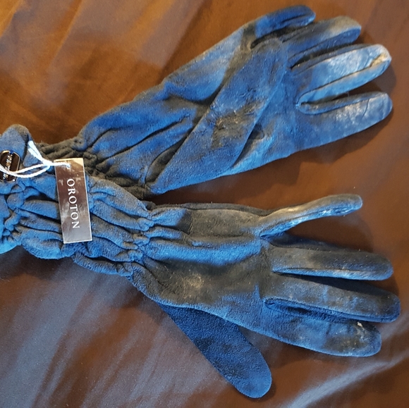 Oroton Accessories - Oroton suede gloves